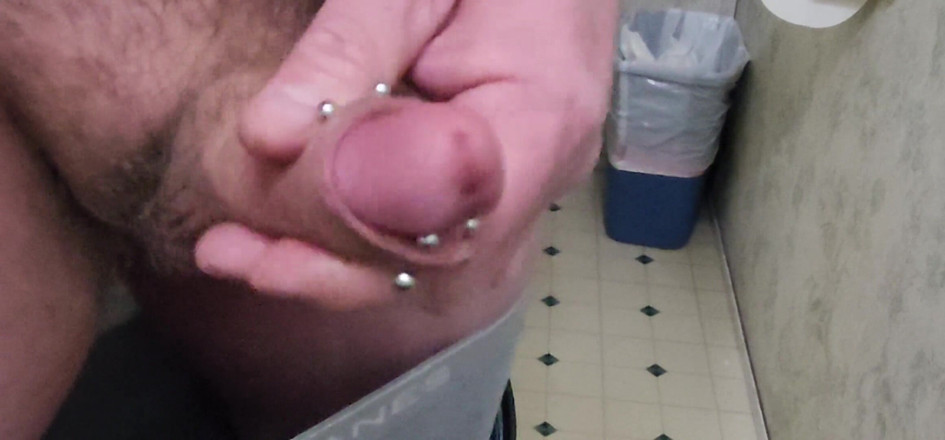 Ry Harder: Masturbandosi re con i piercing