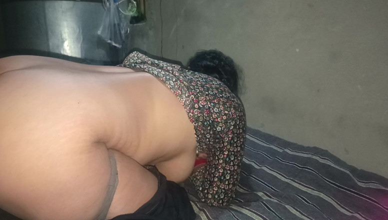 Savita5343: Essai anal douloureux - Savita, femme mariée indienne, essaye sa première...