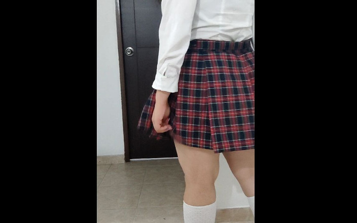 Emily-Chan: 她继父的好朋友用精液填满了她的大学制服