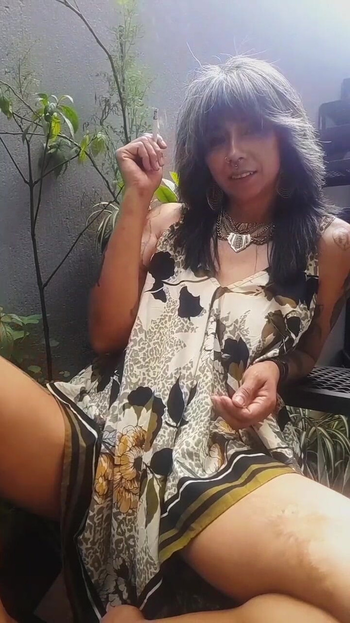 Casia Castro: Venkovní kouření škádlení - sledujte, jak si hraji na slunci