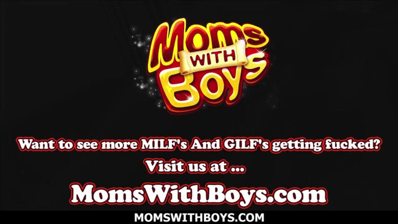 Moms With Boys: Sexy stiefmoeder Vivien in lingerie anaal geneukt en bedekt met...