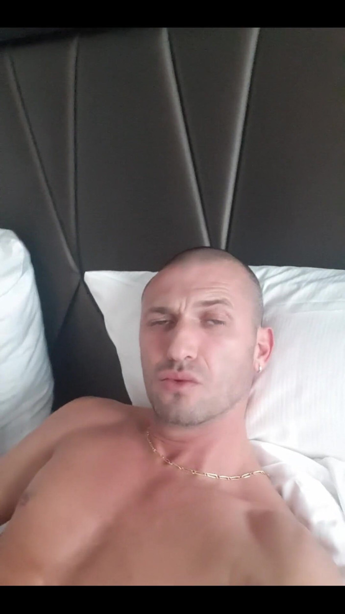 Boy jerking off: Ich bin schon geil in Berlin im hotel