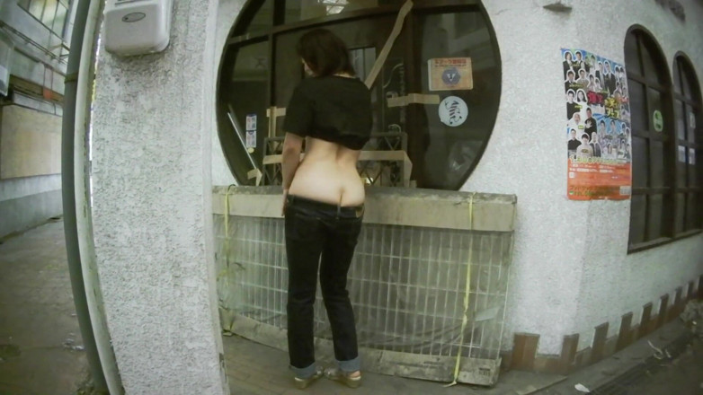 Mayumi Kanzaki: 超低層ジーンズの熟女屋外..
