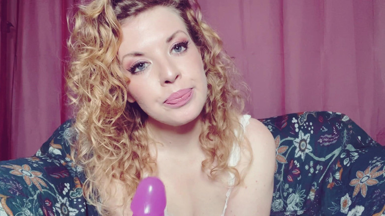 Bunnie Stevens: Tiefe kehle meinen dildo in meiner satin-nachthemd