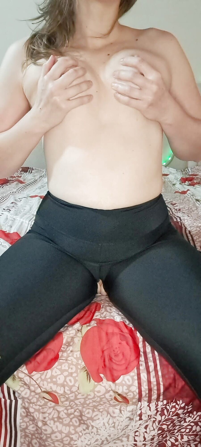 Flor_latina: 침대에서 찢어진 바지를 입고 자위하고 섹스하는 소녀