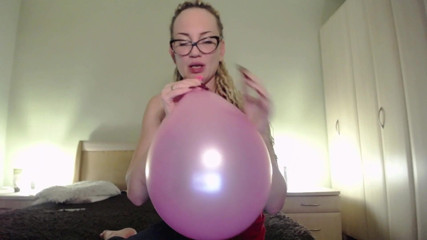 BadAssBitch: Mamada en pequeño globo rosa