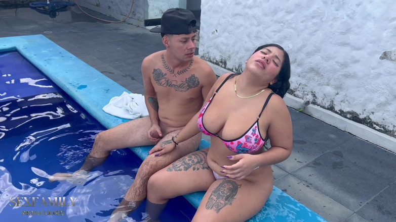 Bigboobssex: Ma demi-sœur indienne bronze au bord de la piscine par...