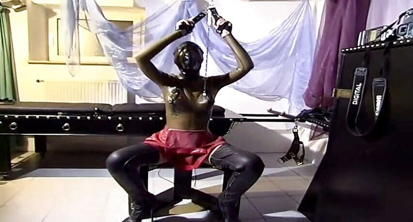 Fetish Desire: Maskeli piliçle bdsm eylemi