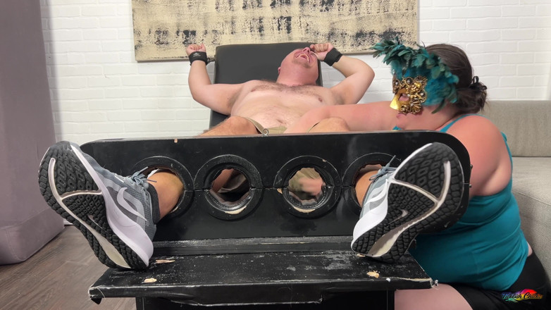 Ticklish Chicks: Cassie page bekommt Matt zurück