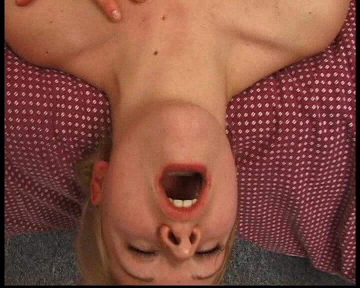 German Amateur Videos: Nghiệp dư tóc vàng với âm hộ đầy lông được đụ trên buổi casting