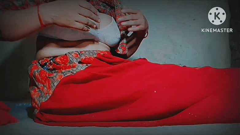 TricolorMusic3: Dieses heiße mädchen zeigt ihre stabile Figur und bückt sich...