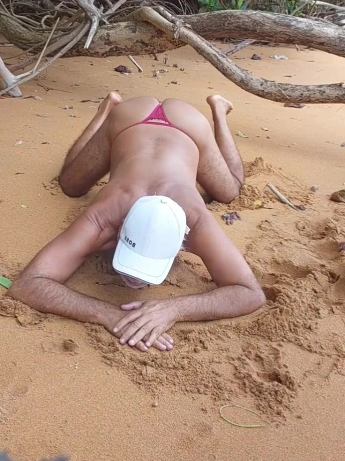 Ladysilvas: Ladysilva in mutandine rosse sulla spiaggia mostra il suo culo...