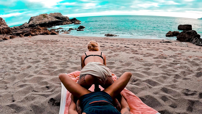 MaskCouple: Sexe sur la plage en vacances avec ma copine excitée