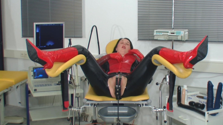 Rubber & Clinic Studio - 1ATOYS: Masturbasi anal dan kencing di mulut di karet