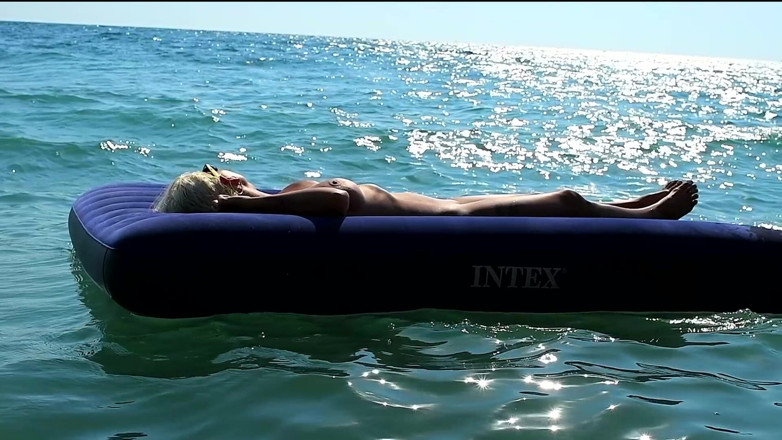 evil-bunny: J’ai regardé sur la plage une fille nue à gros nichons...