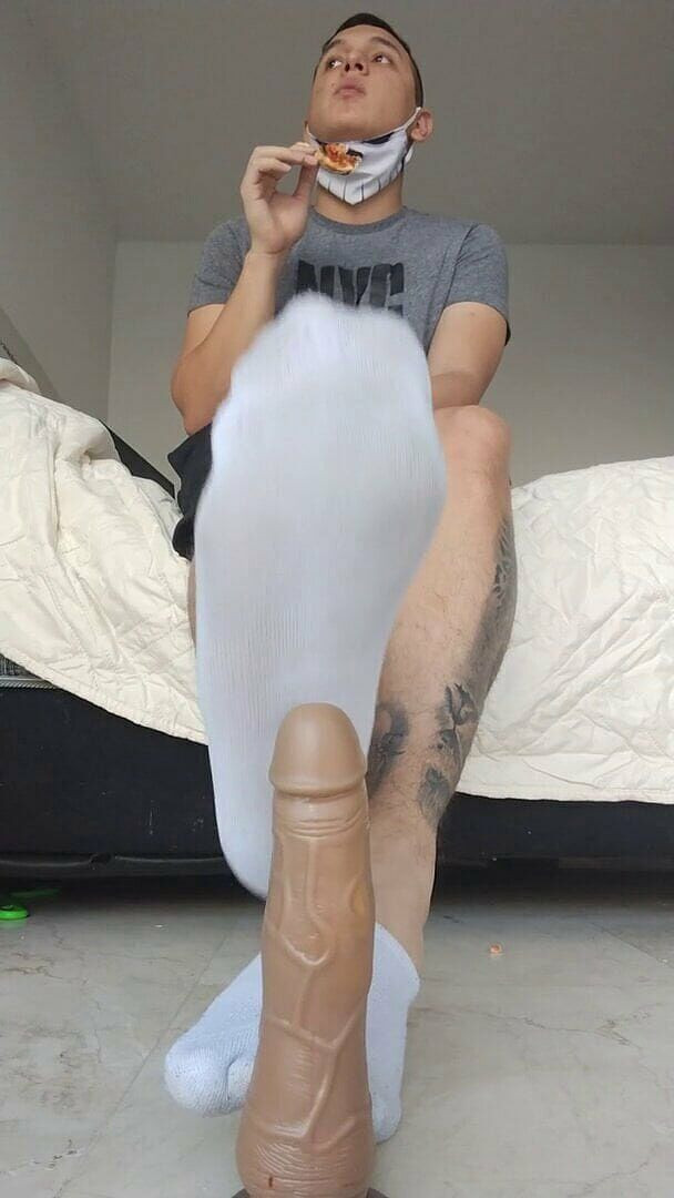 Tomas Styl: Latino fa un footjob - calzini bianchi