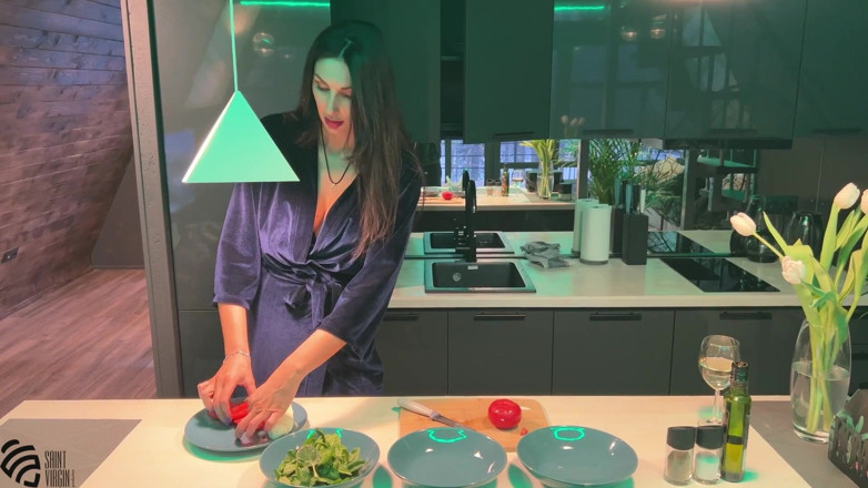 LizaVirgin: Gozada interna na mesa da cozinha