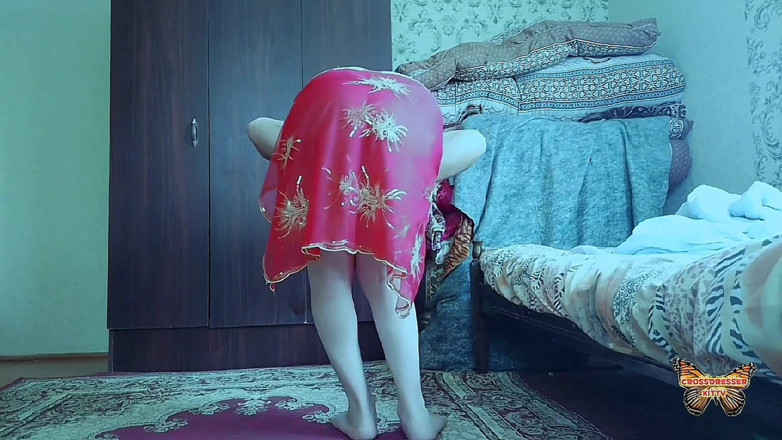 Kitty_Cross: Jucăușă Femboy aplecându-se înainte în fustă scurtă denim