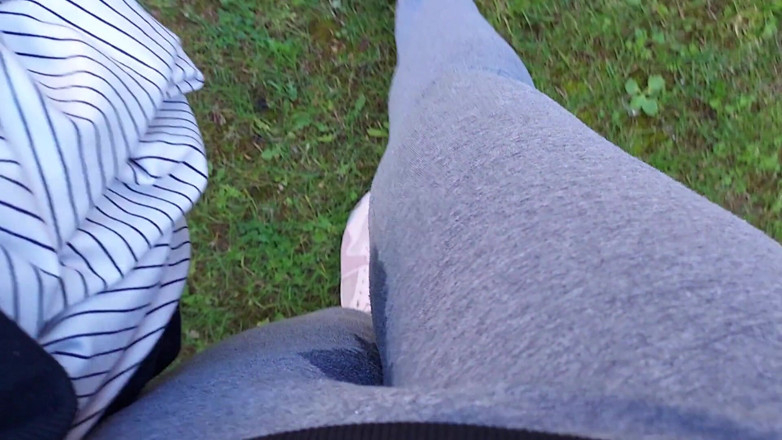 Nicoletta Embassi: Nicoletta bekommt ihre yogahosen in einem öffentlichen park komplett nass - extremes...
