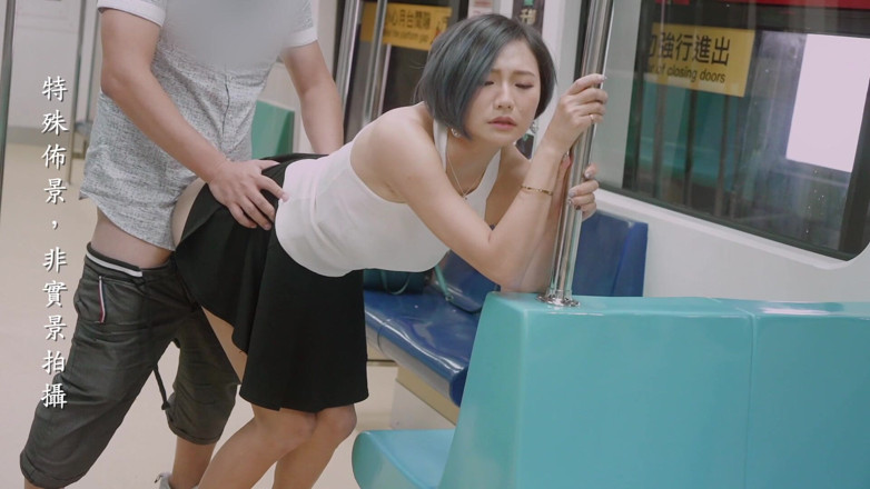 Asian Milfs n Teens: Сцена с азиатской возбужденной крошкой в метро - извращенная милфа и тинки