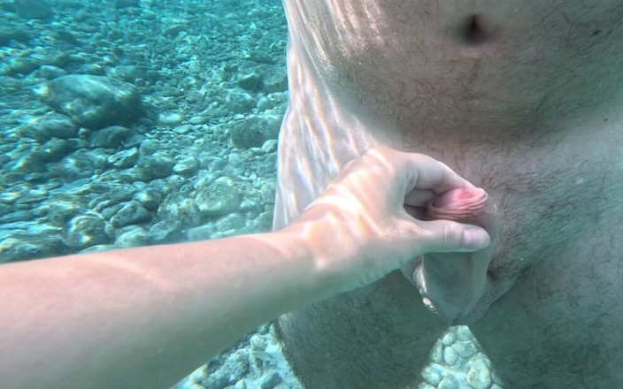 Emma Voyeur: sous l’eau et éjaculation