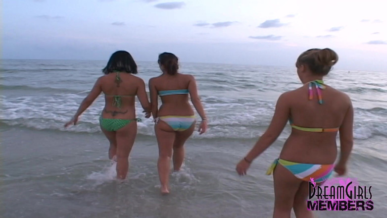 Dream Girls: Drie hotties gaan naakt op hun strandvakantie