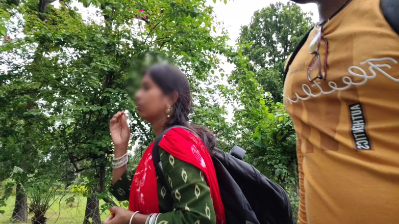Premi pooja: 女大学生和你的男友一起来游荡 - 告诉部落去大学 - 户外森林村哥性爱整晚。