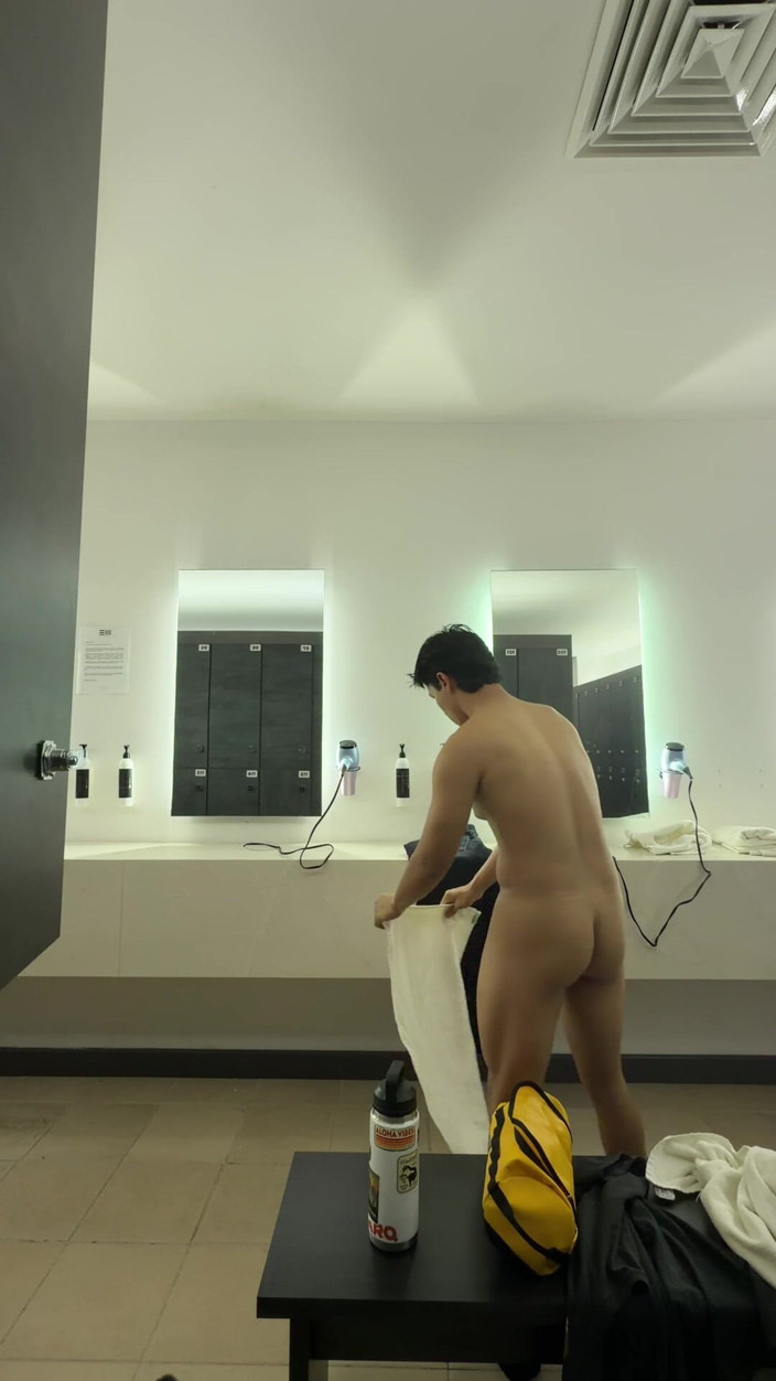joanraay: Nue dans les vestiaires de la salle de sport
