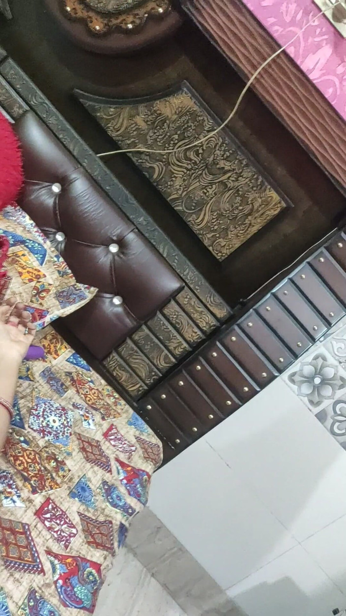 piryaprajapati: Une bhabhi indienne sexy taille une pipe et se fait...