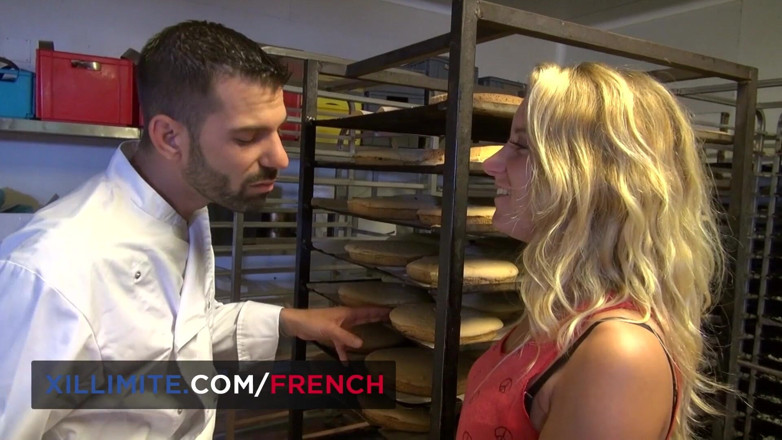 French girls at work: Si baker seksi mahu berkongkek dengan pelanggannya