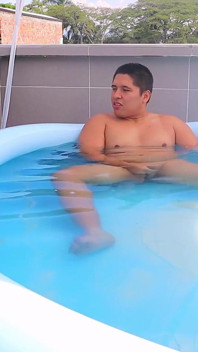 Vrouw masturbeert voor me in het zwembad