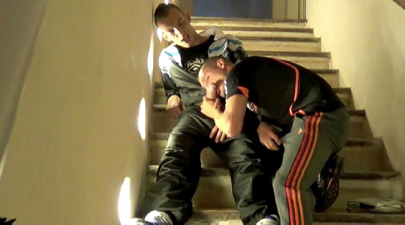 Sneaker gay: Schwuler hintern riecht und schnüffelt an turnschuhen