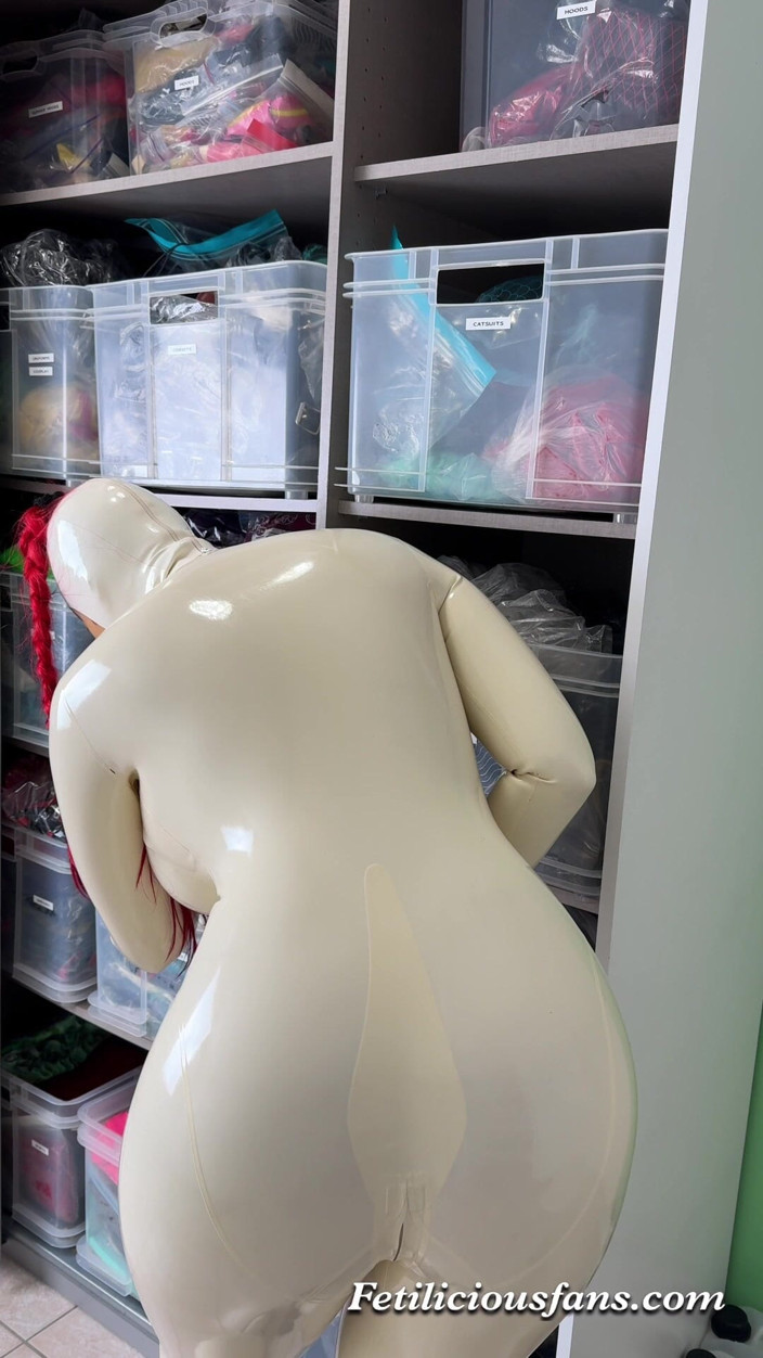 Miss_Fetilicious: Le latex blanc a tellement l’air bon