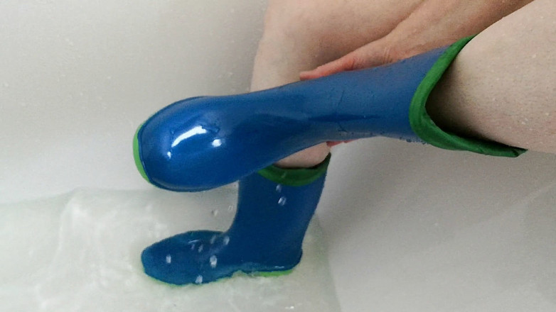 Bouncy Tits Action: Botas de goma en la bañera
