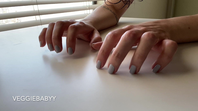 Veggiebabyy: Je branle mes ongles peints sur une table