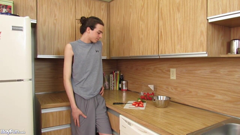 Boyfun: Twink Avery škrtí v kuchyni