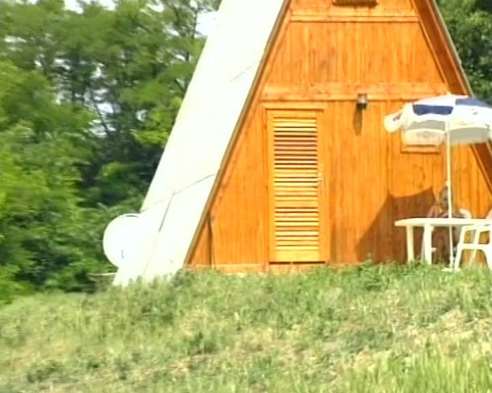 Deutscher hardcore: Si blonde Jerman comel menunggang batang di hadapan Rumah A-Frame