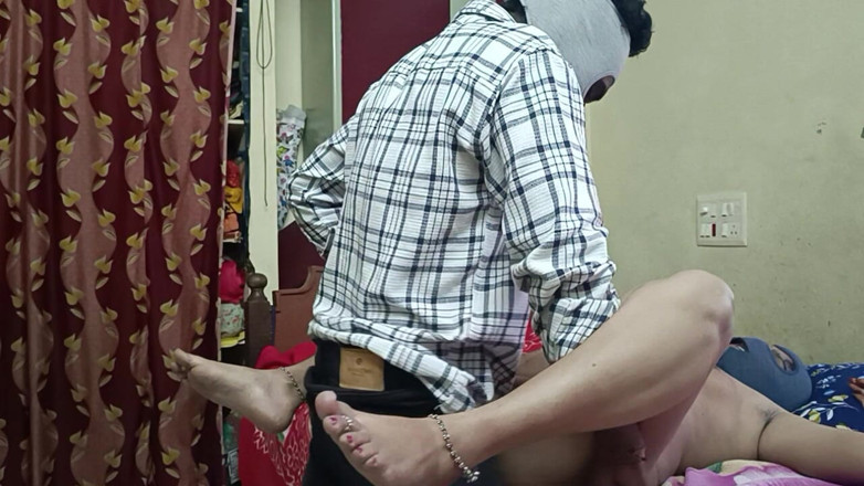 Decent couples: Desi stiefmutter verführt ihren stiefsohn, während sie ihr bein massiert