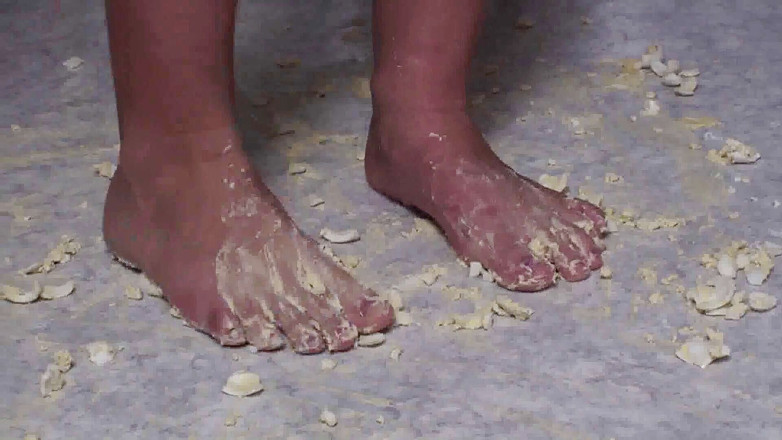 Foot Girls: Brunette menghancurkan makanan di dapur