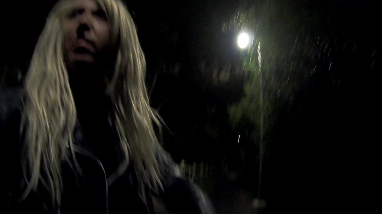 The Midnight Minx: Etwas dunkel bis nass, blankziehen neben der straße
