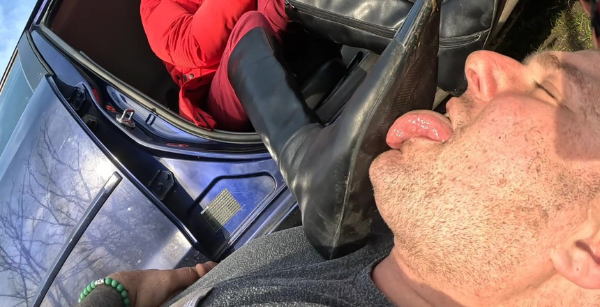 Mistressyammyboots: Jilat sepatu bot di luar ruangan