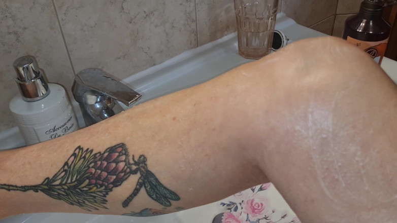 Melissa Johnson: Melissa Johnson Se Rase Les Jambes De Mamie