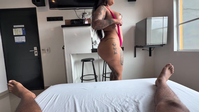 AlejandraGarciax: Uma mulher colombiana peituda me seduz e eu gozo na...