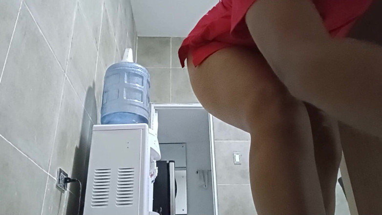 kelsyStar: 护士被桌子下的摄像头拍下