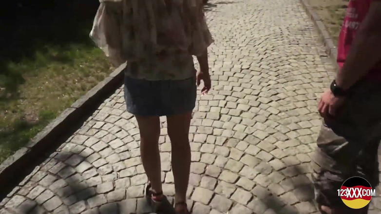 123XXX - Fucked Amateurs in Germany!: Zwei heiße brünette teilen sich einen großen und harten stab