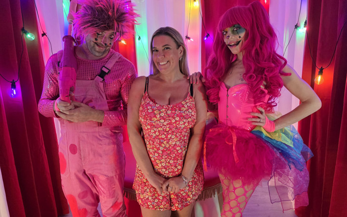 Cock Crazed Clowns: Maisie Lewis встречает безумных клоунов с розовым членом