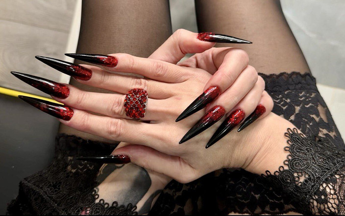 Julia domaina: Color negro intenso, uñas largas, garras afiladas, dedos y manos...