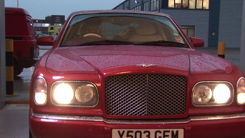 Ride Me In The Car: Bogaty koleś właśnie uderzył swoją dziewczynę i jego seksowną blondynkę...