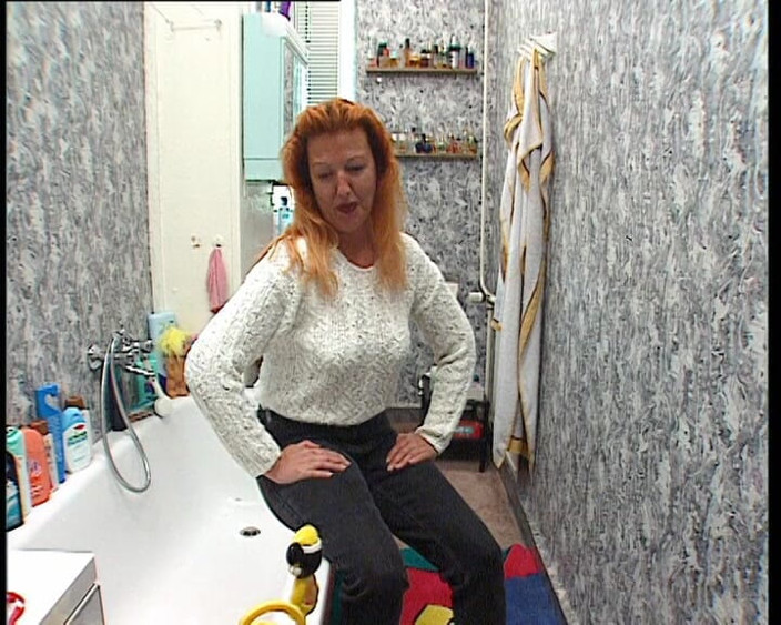 YOUR FIRST PORN: Tante Nina Wichst à Der Badewanne - Tante Nina se branle dans...