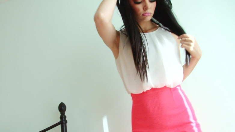 Solo Sensations: Brunette slet met sexy jurk geeft een show in bed